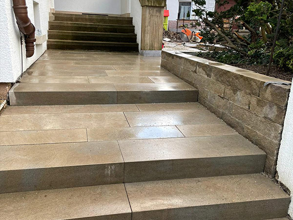 Hauseingangsbereich mit Treppe